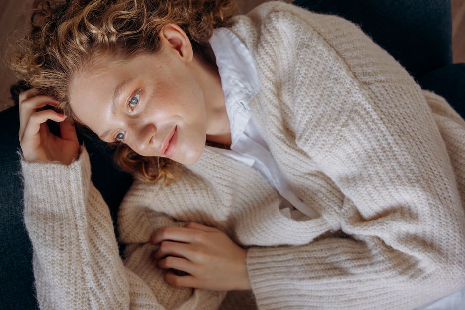 Light Spring Knit Layers That Warm Cool Mornings
