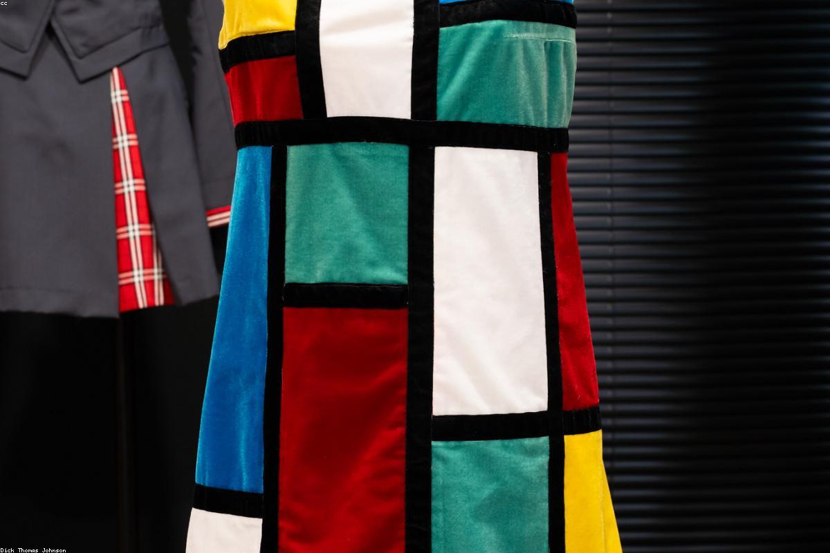 Create Seven Stylish Looks from a Small Wardrobe Capsule Guide
